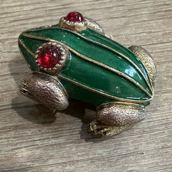 HAR Jewelry - HAR Vintage green frog brooch